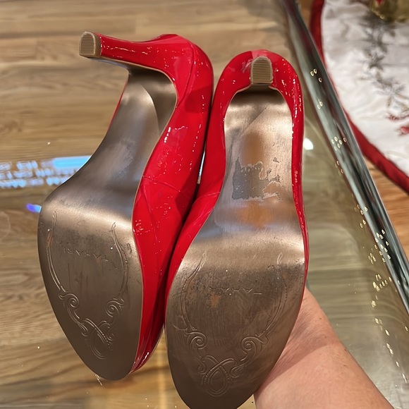 Tahari shoes new. Zice 6.5 beautiful red color. Comfy and chic and elegant. - Picture 5 of 6